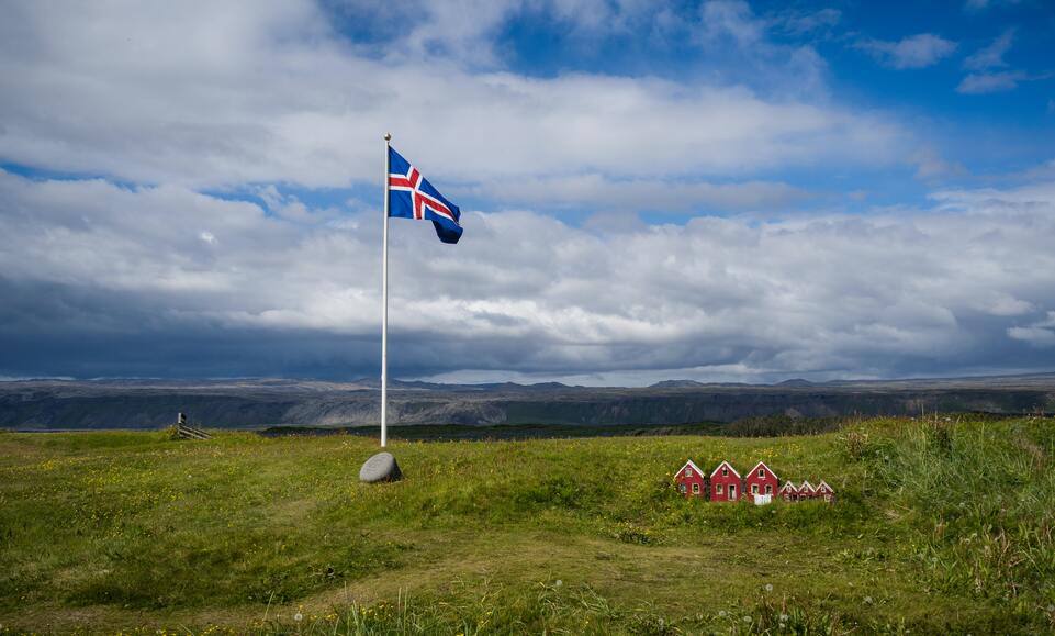 632aeeeafb306add67e10eac Frugal Flyer 7zb Nui Llv Sa Unsplash